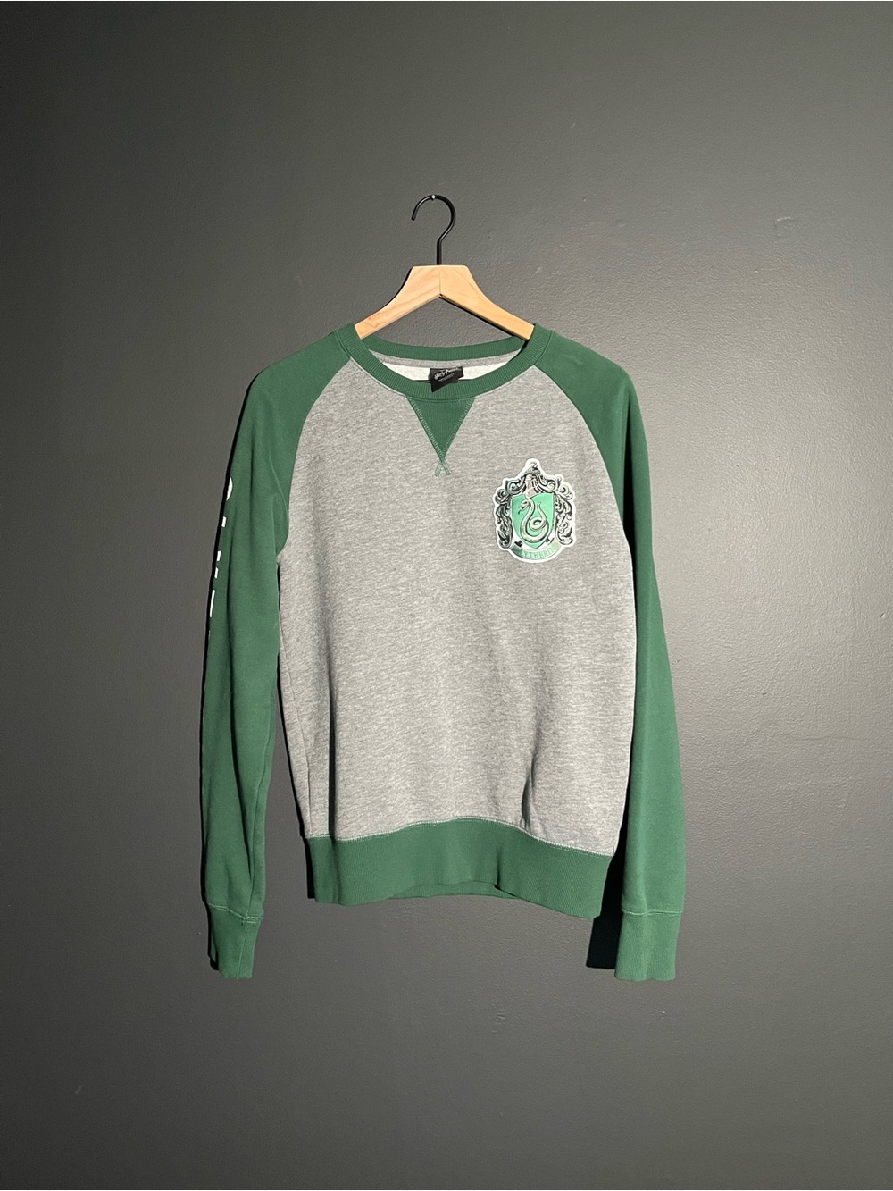 Universal Studios Wizarding World Harry Potter Slytherin Crest Sweatshirt Small